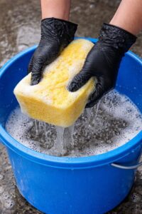 スポンジを濯ぐ